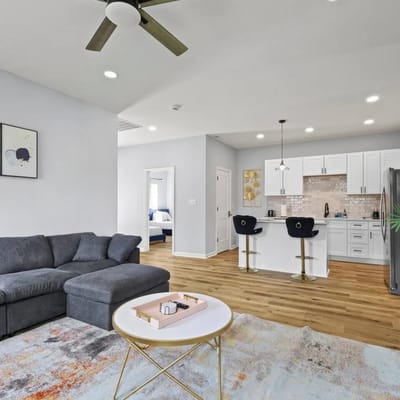 Modern 4BR | Chef's Kitchen + Soaking Tub · Indy